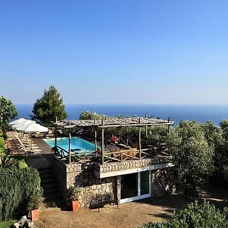 Apartment Sleeps 4 Pool Air Con Wifi T227217